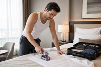Planchando una camisa en la habitación del hotel