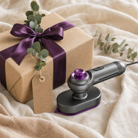 Mini plancha junto a un regalo