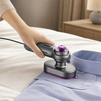 Planchando el cuello de una camisa sobre la cama